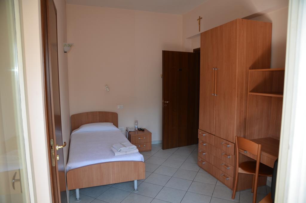 Casa Per Ferie Cardinal G. Guarino Bed and Breakfast Roma Camera foto