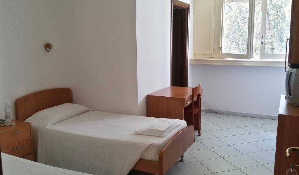 Casa Per Ferie Cardinal G. Guarino Bed and Breakfast Roma Camera foto
