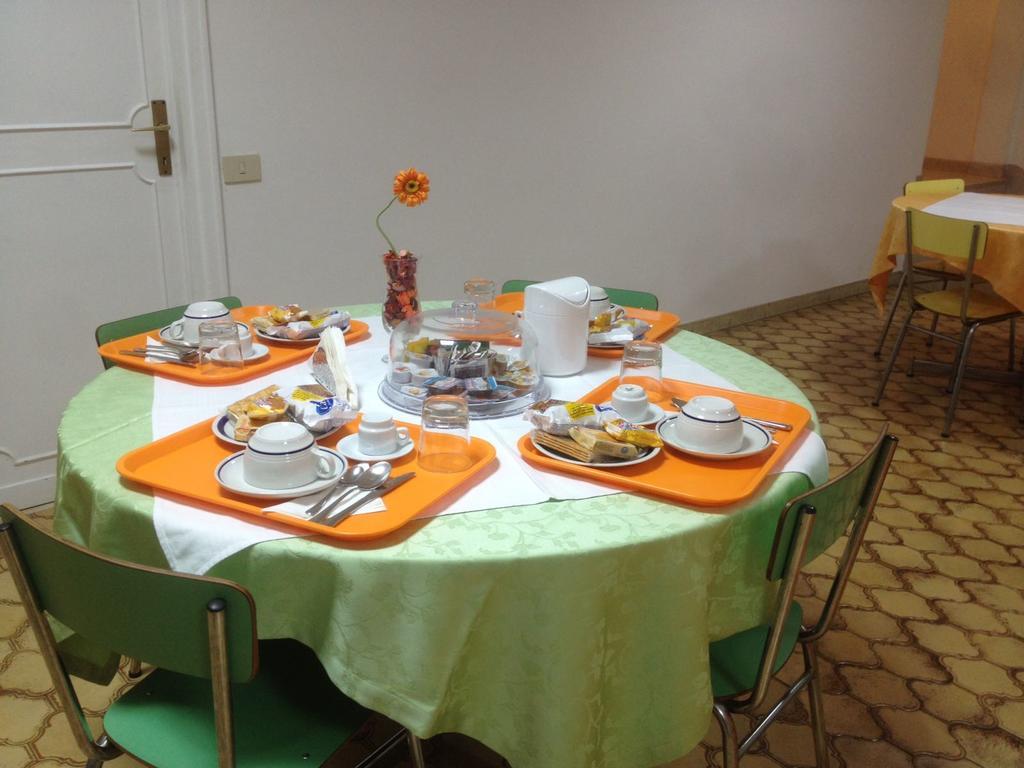 Casa Per Ferie Cardinal G. Guarino Bed and Breakfast Roma Esterno foto
