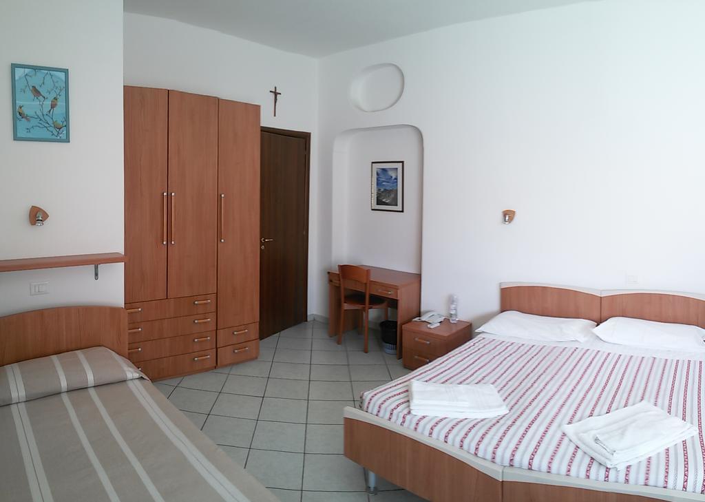 Casa Per Ferie Cardinal G. Guarino Bed and Breakfast Roma Esterno foto